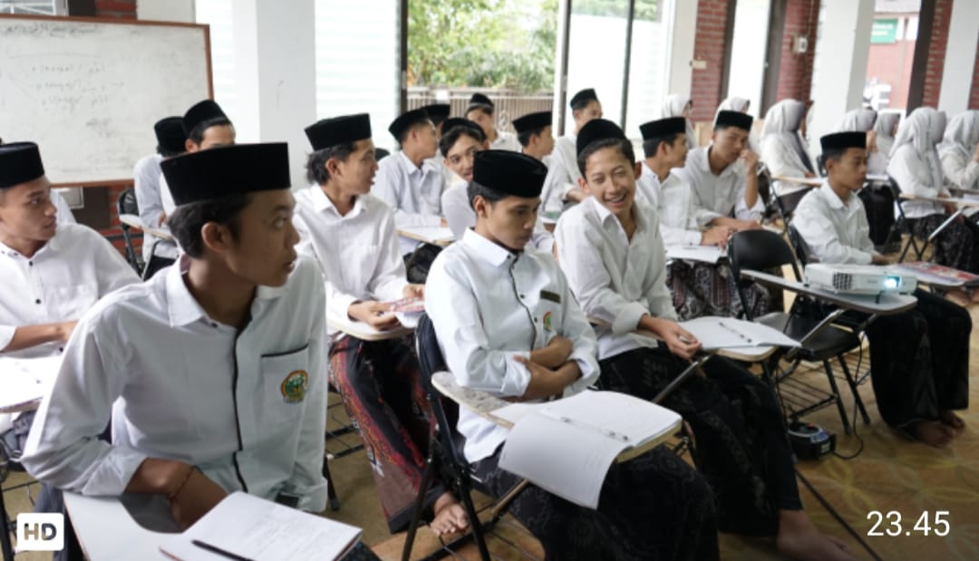 Sejumlah santri ppq safiitunnaja kalibeber mojotengah wonosobo saat mengikuti pelatihan publik speaking di bulan ramadan ini Foto  muharno zarka